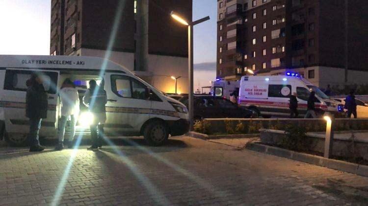 <p>Çorlu ilçesinde Amir Yazıcı’nın (44), kızı Su Dilem Yazıcı'yı (13) boğarak öldürdükten sonra cinayet izlenimi vermek için onun her iki bileğini de kestiği ortaya çıktı.</p>
