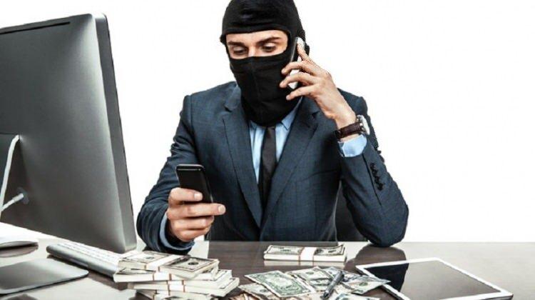 <p>&Ccedil;&ouml;z&uuml;m platformu Şikayetvar&rsquo;ın yıl sonu &ccedil;alışmasına ait &ccedil;arpıcı başlıklardan biri de dolandırıcılık datası oldu. 2023&rsquo;te dolandırıcılıkla ilgili 32 bin 847 şikayet gelirken 2024&rsquo;te bu sayı y&uuml;zde 44&rsquo;l&uuml;k artışla 44 bin 289&rsquo;a ulaştı.</p>

<p>Peki, 2024&rsquo;te en &ccedil;ok hangi dolandırıcılık y&ouml;ntemleri devredeydi? 11 bin 438 şikayet sayısıyla evde paketleme dolandırıcılığı ilk sırada yerini aldı.</p>

<p>Burs vaadiyle dolandırıcılık y&ouml;ntemi ge&ccedil;en yılla kıyaslandığında y&uuml;zde 67&rsquo;lik bir artış g&ouml;stererek 7 bin 590 şikayetle 2. sırada kendine yer buldu.</p>

<p>Dava / icra SMS dolandırıcılığı, sahte bahis siteleri ve sahte web sitesi dolandırıcılığı &ouml;ne &ccedil;ıkan diğer y&ouml;ntemlerden oldu.</p>

<p>&nbsp;</p>
