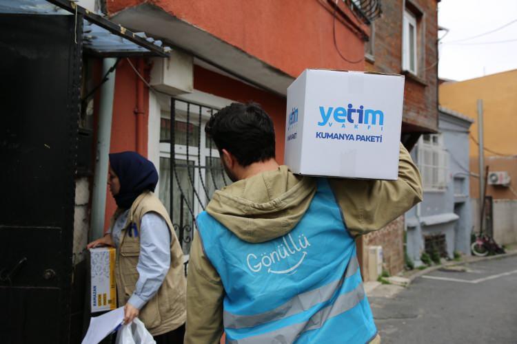 <p><span data-darkreader-inline-color="" style="--darkreader-inline-color:var(--darkreader-text-e8e6e3, #d8d4cf); color:rgb(232, 230, 227)">Zorlu yaşam koşullarıyla mücadele eden yetim ailelere kumanya, iftar, zekât, fitre ve fidye dağıtımı yapılacak. Bunların yanı sıra yetim çocukların Ramazan heyecanlarına ortak olacak Çocuk Paketi ve bayram sevinci yaşamalarına katkıda bulunacak olan bayramlık kıyafetler hediye edilecek.</span><br />
</p>