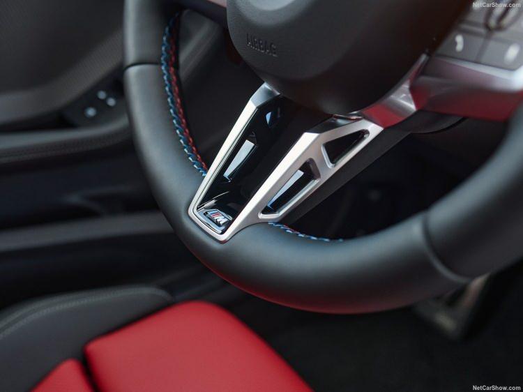 <p>Yeni BMW 220 Gran Coupé, standart olarak sunduğu üst düzey donanımlarıyla yolculuklarda güvenlik ve konforu maksimuma çıkarıyor</p>