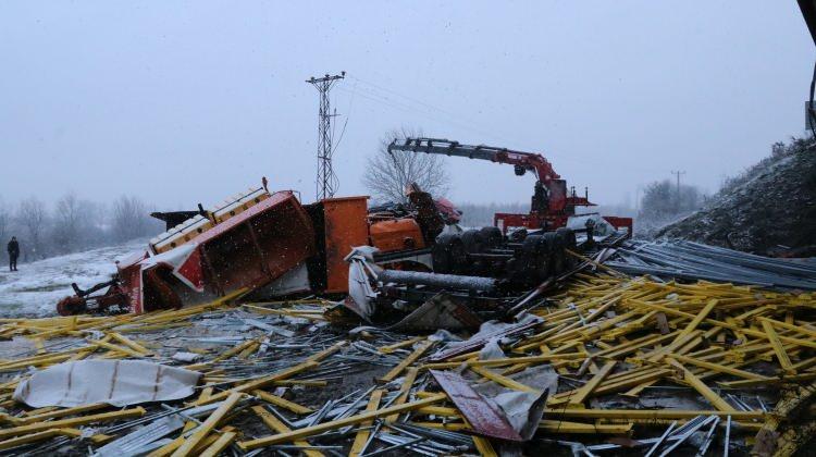 <p>İstanbul yönünde, köprü üzerinde kar küreme ve tuzlama çalışması yapan Recep Gülaçtı yönetimindeki 06 BJY 431 plakalı Karayolları kamyonuna, arkasından gelen Metin Çakmak idaresindeki 74 DE 080 plakalı tır çarptı. </p>
