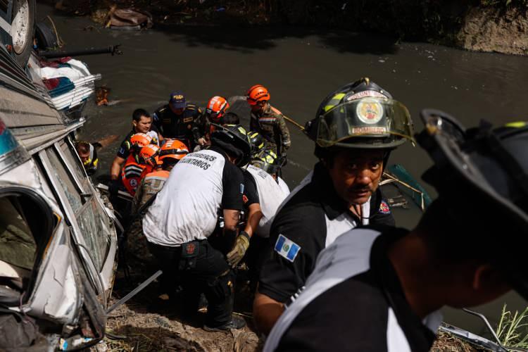 <p>Guatemala'nın başkenti Guatemala'da 75 kişiyi taşıyan bir yolcu otobüsünün köprüden düşmesi üzerine 51 kişi öldü. Ülkede 3 günlük milli yas ilan edildi.</p>
