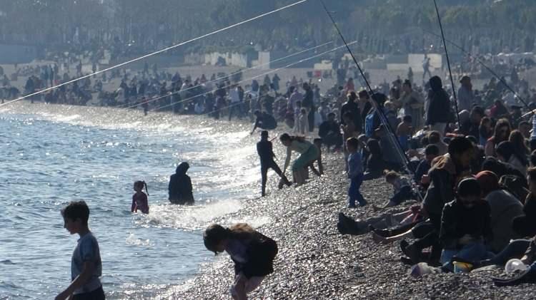 <p>Almanya'dan tatil için Antalya'ya gelen Kemal Öney,<strong> "Hava güzel, Konyaaltı'nda denizin tadını çıkartıyoruz. Almanya şu anda eksi 7 derece, Antalya </strong>"Kışın bile denize giriliyor"<br />
Konyaaltı Sahili'nde güneşin ve denizin keyfini çıkartan Menekşe Türk ise Antalya'nın birçok kente göre kış aylarında çok güzel olduğunu belirterek, "Bir tarafı yaz, bir tarafı kış. Herkes burada denize giriyorken, İstanbul'da kar yağıyor. Akdeniz bölgesi böyle güzel. Çok güzel bir yer burası, kışın bile denize giriliyor. Biz kasım ayında bile girdik denize" ifadelerini kullandı. <strong>güzel. Deniz suyu sıcak, 15 derece vardır. Pazar olduğu için belki de çok fazla kalabalık var. Denizin keyfini çıkartıyoruz" </strong>dedi. </p>
