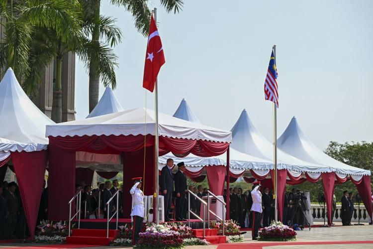 <p>Erdoğan ve İbrahim'in tören alanındaki yerlerini almasının ardından, iki ülkenin milli marşları çalındı.</p>
