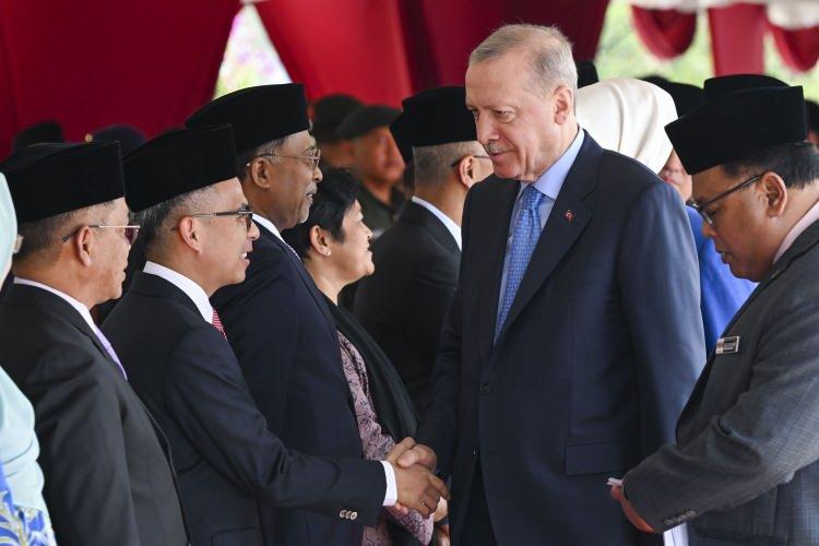 <p>Törende, Dışişleri Bakanı Hakan Fidan, Enerji ve Tabii Kaynaklar Bakanı Alparslan Bayraktar, Milli Savunma Bakanı Yaşar Güler, Sanayi ve Teknoloji Bakanı Mehmet Fatih Kacır, Tarım ve Orman Bakanı İbrahim Yumaklı, Ticaret Bakanı Ömer Bolat, Cumhurbaşkanlığı Savunma Sanayii (SSB) Başkanı Haluk Görgün, Türk Devletleri Teşkilatı (TDT) Aksakallar Konseyi Başkanı Binali Yıldırım, Cumhurbaşkanlığı İletişim Başkanı Fahrettin Altun ile Cumhurbaşkanı Dış Politika ve Güvenlik Başdanışmanı Akif Çağatay Kılıç da hazır bulundu.</p>