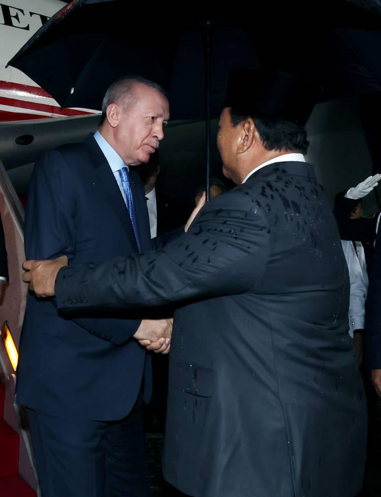 <p>Cumhurbaşkanı Erdoğan ile eşi Emine Erdoğan, Dışişleri Bakanı Hakan Fidan, Enerji ve Tabii Kaynaklar Bakanı Alparslan Bayraktar, Milli Savunma Bakanı Yaşar Güler, Sanayi ve Teknoloji Bakanı Mehmet Fatih Kacır, Tarım ve Orman Bakanı İbrahim Yumaklı, Ticaret Bakanı Ömer Bolat, Cumhurbaşkanlığı Savunma Sanayii Başkanı Haluk Görgün, Türk Devletleri Teşkilatı Aksakallar Konseyi Başkanı Binali Yıldırım, Cumhurbaşkanlığı İletişim Başkanı Fahrettin Altun, Cumhurbaşkanlığı Özel Kalem Müdürü Hasan Doğan ile Cumhurbaşkanı Dış Politika ve Güvenlik Başdanışmanı Akif Çağatay Kılıç da Endonezya`ya geldi.</p>
