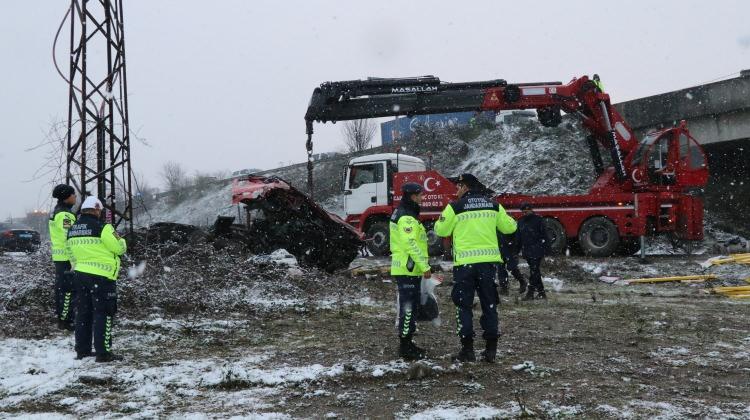 <p>Çevredekilerin ihbarıyla kaza yerine sağlık, jandarma, itfaiye ve polis ekipleri sevk edildi. </p>
