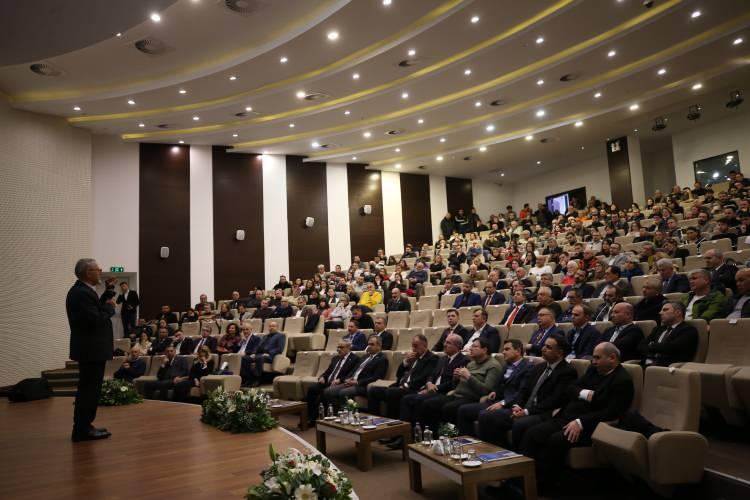<p>Programa, Çanakkale Valisi Ömer Toraman, Çanakkale Belediye Başkanı Muharrem Erkek, Çanakkale Savaşları Gelibolu Tarihi Alan Başkanı İsmail Kaşdemir, Çanakkale Ticaret ve Sanayi Odası Başkanı Selçuk Semizoğlu, iş insanları, kurum müdürleri, akademisyenler, öğrenciler ve vatandaşlar katıldı.</p>

