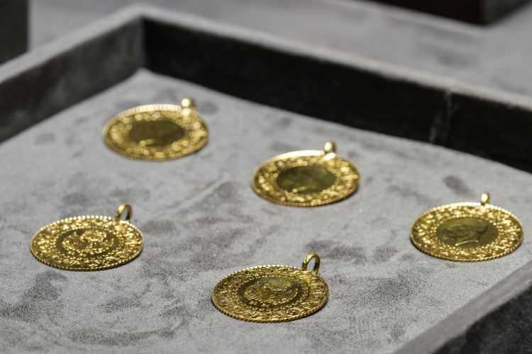 <p>Büyük yatırım bankaları, altın fiyatlarının önümüzdeki dönemde daha da yükselebileceği konusunda hemfikir. Gelecekte altın fiyatlarının nasıl hareket edeceği kesin olarak bilinmese de mevcut ekonomik ve jeopolitik dinamikler altın fiyatlarını destekleyici unsurlar olarak öne çıkıyor.</p>