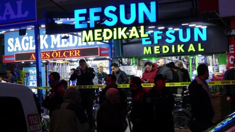 <p>Olay, saat 18.00 sıralarında Seyhan ilçesine bağlı Yeni Baraj Mahallesi Hacı Ömer Sabancı Bulvarı'nda medikal ürünler satan bir iş yerinde meydana geldi. </p>
