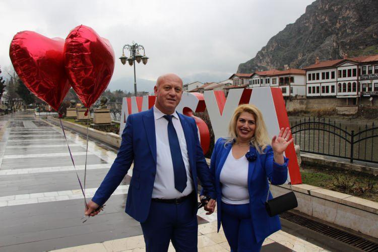 <p><span style="color:#B22222"><strong>"Aşkımızı taze tutmaya çalışıyoruz"</strong></span></p>
<p><br />
14 Şubat Sevgililer Günü öncesine denk gelen kız isteme adetini 26. kez heyecanla uygularken ömür boyunca bunu sürdüreceğini ilan eden Turhan Ladikli de "Sevgi, bir güne sığdırılabilecek bir şey değil. Sevgi yılın 365 günü seven insanın kalbindedir. Sevgimizi, aşkımızı taze tutmaya çalışıyoruz" şeklinde konuştu.</p>