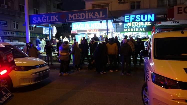 <p>Sarıçam ilçesi Hekimköy Bulvarı'nda Trafik Denetleme Şube Müdürlüğü ekipleri yolu kesti. Asayiş Şube Müdürlüğüne bağlı Cinayet ve Yunus polisleri şüpheliyi aracında kıskıvrak yakaladı. Olayda kullanılan 2 tabanca da ele geçirildi. Şüpheli gözaltına alınırken, cinayetin nedeni araştırılıyor.</p>
