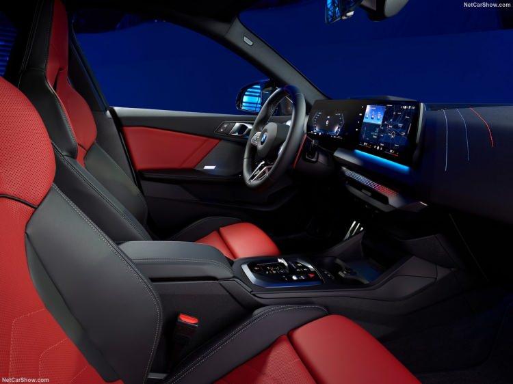 <p>BMW Live Cockpit Plus’ın tamamen dijital 10.25 inç Gösterge Ekranı ve yüksek çözünürlüklü 10.7 inç Kontrol Ekranı ile sürücüye göre özelleştirilmiş bir deneyim sunulurken Adaptif LED Farlar, zorlu yol koşullarında bile görüş açısını en iyi şekilde aydınlatarak sürüş güvenliğini artırıyor.</p>