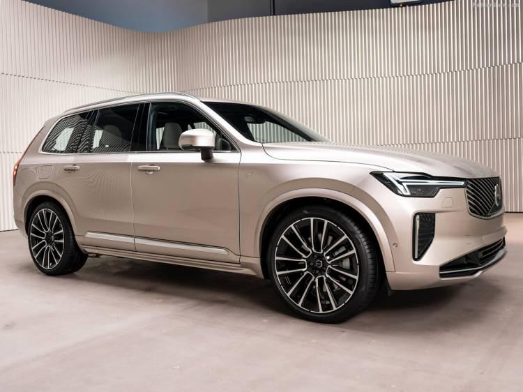 <p>Türkiye pazarında efsanevi modelin en yeni versiyonunu sunmaktan gurur duyduklarını vurgulayan Emiroğlu, "Amiral gemimiz yeni XC90 ile birlikte 2025'te bir önceki yılın üzerinde bir satış yapmayı hedefliyoruz. Türkiye'deki kullanıcılarımızın bu yeni deneyimi keşfetmesini heyecanla bekliyoruz." diye konuştu.</p>