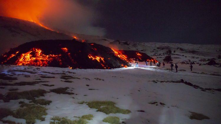 <p>AA muhabirinin yerel kaynaklardan edindiği bilgiye göre, yaklaşık 3 bin 300 metre yüksekliğindeki Etna'da "Bocca Nuova (Yeni Ağız)" isimli kraterin güney yamacında cumartesi akşam saatlerinde oluşan çatlaktan lav akıntısı sızmayı sürdürüyor.</p>