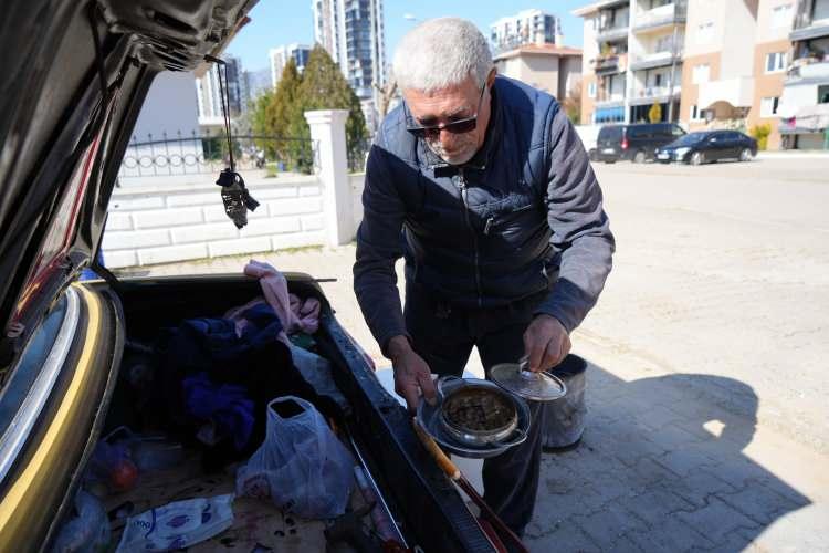 <p><span style="color:#A52A2A"><strong>4 AYDIR SOKAKLARDA YAŞIYOR </strong></span></p>
<p>Tilif, eşinin ısrarı üzerine bu evi Z.T.'nin üzerine geçirdi. Ancak Tilif, eşinin kendisini aldattığını iddia ederek <strong>10 Ağustos 2024'te</strong> yaşanan bir tartışmanın ardından evden uzaklaştırma kararıyla sokakta yaşamaya zorlandığını öne sürdü. </p>