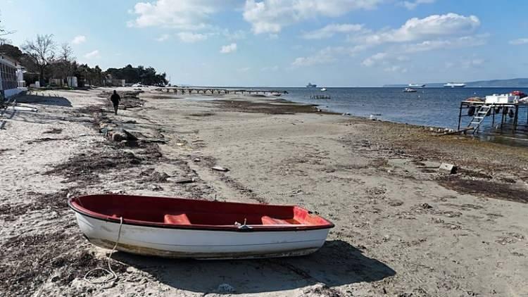 <p>Çanakkale'yi tehdit eden fay sistemlerine ilişkin bilgi veren Prof. Dr. Görür, kentin il sınırlarının karelere bölünüp, her karenin ortasına en az 30 metre sondaj yapılarak karotlar alınması ve bunların laboratuvarda incelenmesi önerisinde bulundu.</p>

<p> </p>
