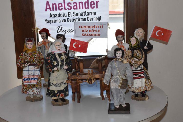 <p><span style="color:#A52A2A"><strong>HİÇ BEBEK YAPMADAN YARIŞMAYA KATILDI </strong></span></p>

<p>Girdiği bir yarışmayla kitre bebek sanaıtına başlayan Polat, "<strong>2004 yılında Motif Halk Oyunları Derneği'nin açtığı yarışma ile kitre bebek yapmaya başladım. Hiç bebek yapmamıştım, eğitimini de almamıştım. Çok acemi olmama rağmen bebeklerim Türkiye genelinde dereceye girdi. Ondan sonra devam ettim, kurslar açtım. Kız meslek lisesi mezunuyum. Akşam sanat okullarının bütün dallarına gittiğim için elimden her şey geliyor. Nakşını, dikişini, çiçeğini, her şeyini kendim yapabiliyorum. O nedenle de başarılı oldum."</strong> dedi.</p>
