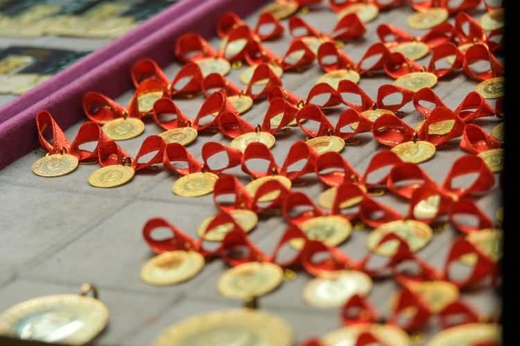 <p>Bununla birlikte, ons altın için 3.000 dolar beklentisi göz önünde bulundurulduğunda, gram altının yıl sonunda 4.137 TL’ye kadar yükselebileceği, yani %21'lik bir artış potansiyeline sahip olduğu öne sürülüyor. Bu tahmin, Dolar/TL kuru ve altın fiyatlarının mevcut seviyelerine dayanarak yapılan hesaplamalardan elde ediliyor.</p>
