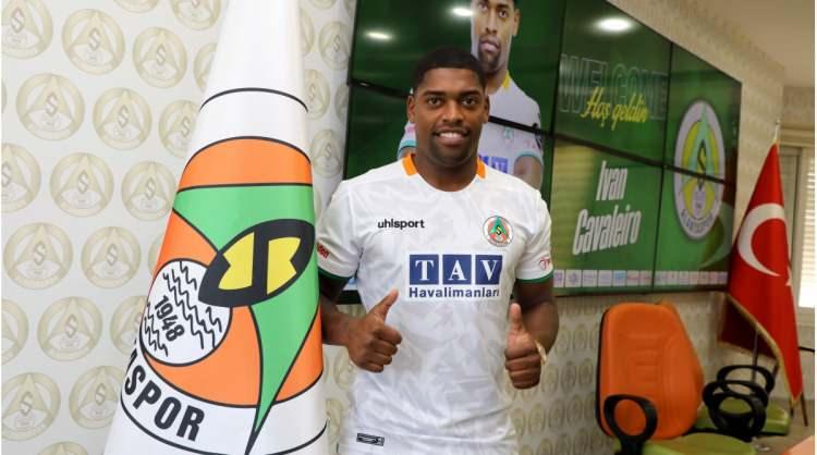 <p>Ivan Cavaleiro<br />
<br />
Yaş: 31<br />
<br />
Mevki: Sol Kanat<br />
<br />
Uyruk: Angola</p>
