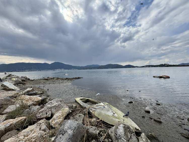 <p>Fethiye ilçesinde ise 2 metre kadar çekilme görüldü. Kıyıya yakın bulunan yapay Ördek Adası’nda ise suyun çekilmesiyle kara bağlantısı oluştu.</p>
