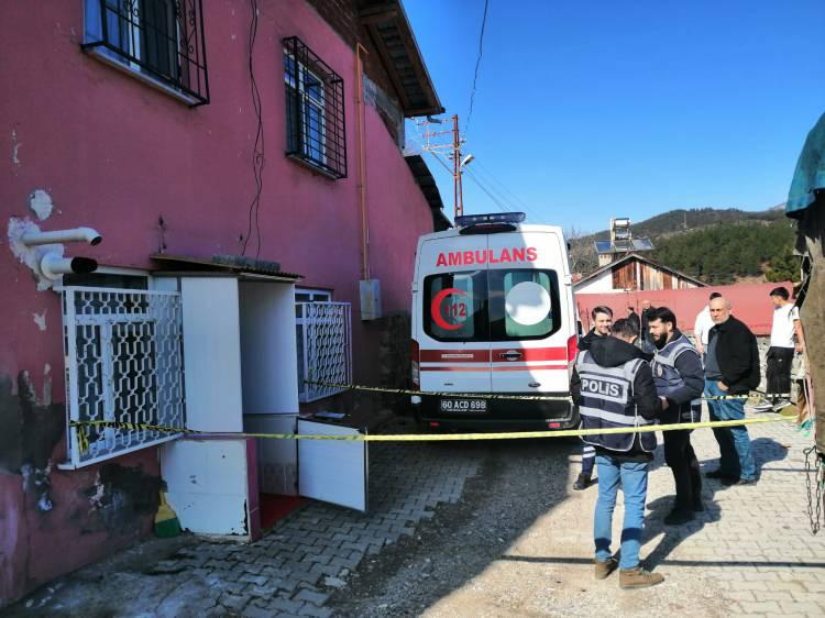 <p><span style="color:#A52A2A"><strong>BABA TUTUKLANDI</strong></span></p>
<p>Gözaltına alınan Nihat Akbulut, emniyetteki işlemlerinin ardından bugün adliyeye sevk edildi. <strong>Mahkemeye çıkarılan Akbulut, tutuklanarak cezaevine gönderildi. </strong></p>