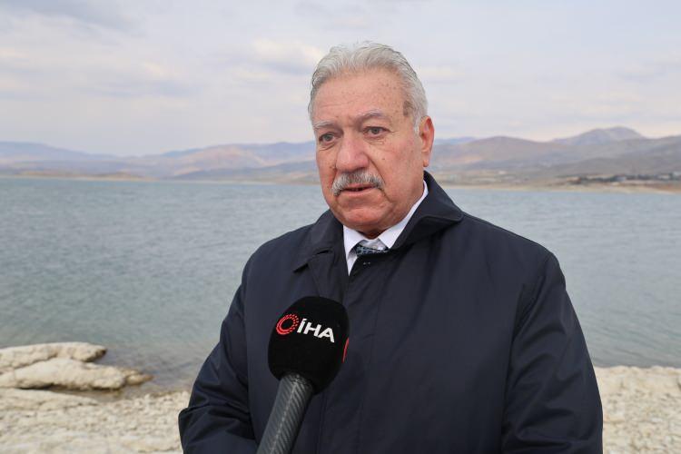 <p><span style="color:rgb(51, 51, 51)">Ziya Abay'ın ada için çok büyük emek çektiğini dile getiren Pertek Belediye Başkanı Recai Vural, "Adada 4 bine yakın ağaç ve her türlü meyve var. Kaliteli ve çok büyük emek verilen bir ada. Ziya ağabeyden dolayı Robinson Adası diyorlar. Çok emek çekti. Şuan kendisi hasta olduğu için ada yetim kaldı diye düşünüyorlar. Ben belirteyim ki ada yetim kalmadı. Pertek Belediyesi olarak gerekli girişimlerde bulunulacağız. Bu konuda yeterli personelimizde bulunuyor. Ağaçlandırmanın devamında, sulaması, bakımı ve budamasında biz buradayız. Ziya ağabey bundan sonraki ömrünü rahat ve sağlıklı geçirsin. Orası bizim için bir emanettir. Doğaya olan bağlılığımız ve sevgimiz aşikârdır. Biz 3 ay önce ilçede 11 bin tane dut fidanı diktik. Ağaç sevgisi bizde zaten var. Ziya ağabeyin Robinson Adası'na da elimizden gelen gayreti sarf edeceğiz. Bakımı için her türlü imkanlarımızı sağlayacağız" dedi.</span></p>