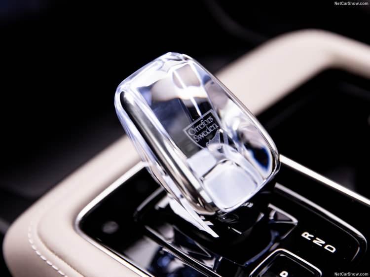 <p>Yeni XC90'ın dış tasarımında daha modern çizgiler öne çıkarken, iç mekanda kullanıcı dostu bir deneyim sunan 11,2 inç yüksek çözünürlüklü bilgi-eğlence ekranı bulunuyor.</p>