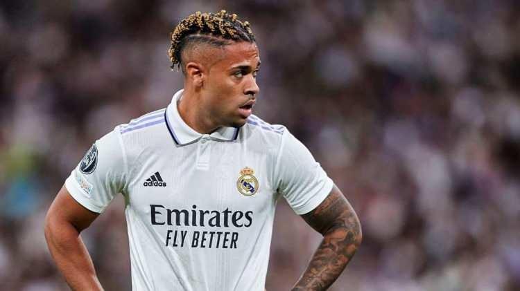 <p>Mariano Díaz<br />
<br />
Yaş: 31<br />
<br />
Mevki: Santrafor<br />
<br />
Uyruk: Dominik Cumhuriyeti</p>
