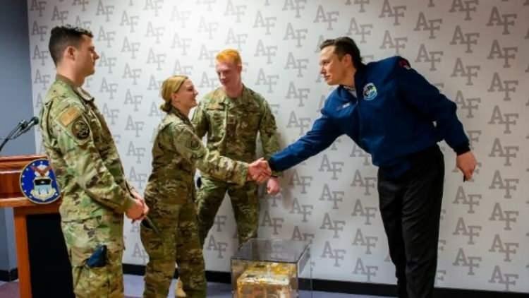 <p>Ona göre, Pentagon’un mevcut savunma anlayışı, geleneksel savaş yöntemlerine odaklanırken modern tehditleri göz ardı ediyor.<br />
<br />
<br />
Özellikle yapay zeka, insansız hava araçları (İHA) ve otonom sistemlerin savaş alanında devrim yarattığını vurgulayan Musk, ABD’nin bu değişime ayak uydurmakta geç kaldığını ifade etti.</p>

