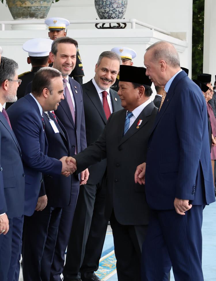<p>Bogor Cumhurbaşkanlığı Sarayı'nda şeref defterin imzalayan Cumhurbaşkanı Erdoğan, daha sonra Subianto ile baş başa görüşmeye geçti.</p>
<p>Cumhurbaşkanı Erdoğan ve Subianto, Yüksek Düzeyli Stratejik İşbirliği Konseyi İlk Toplantısı'na başkanlık edecek, anlaşmaların imza töreni ve ortak basın toplantısına katılacak.</p>