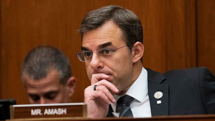 <p><strong>Eski bir Cumhuriyetçi kongre üyesi olan Justin Amash</strong> da Trump'ın önerisini etnik temizliğe benzeterek, "Eğer Filistinlileri Gazze'den zorla çıkarmak için asker konuşlandırılırsa, o zaman ABD sadece başka bir pervasız işgale saplanmakla kalmayacak, aynı zamanda etnik temizlikten de suçlu bulunacaktır." dedi.</p>
<p> </p>