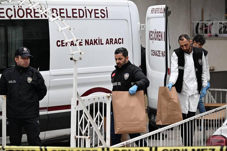 <p>Keçiören ilçesi Ayvalı Mahallesi'nde dün, şizofreni hastası olduğu öne sürülen Serpil Altınok Dereci, evde bulunan çocukları Afra Sümeyye Dereci, bedensel engelli olan Muhammet Ali Dereci ile A.B.D.'nin (12), bileklerini bıçakla kesti. </p>