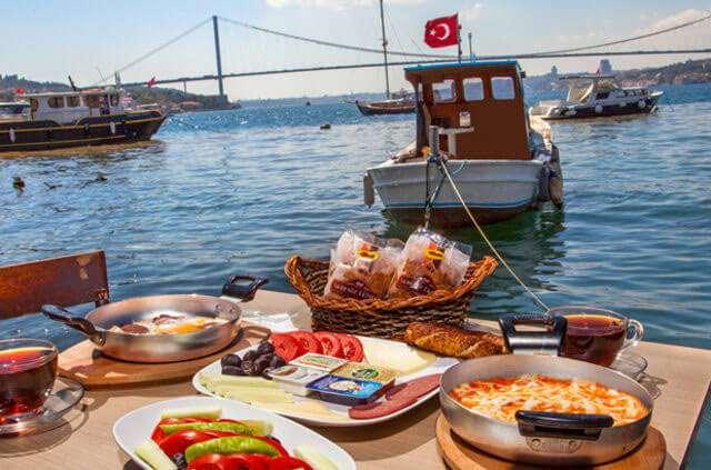<p><span style="color:#B22222"><strong>8- Çay ve Yemek:</strong></span></p>
<p> </p>
<p>Türk halkının vazgeçilmez içeceği çay, yemek sırasında ya da hemen sonrasında içildiğinde içeriğindeki <strong>tanenler</strong> ile <strong>demir emilimini</strong> azaltır. Özellikle <strong>demir eksikliği</strong> yaşayan kişiler, bu konuda çok dikkatli olmalıdır.</p>