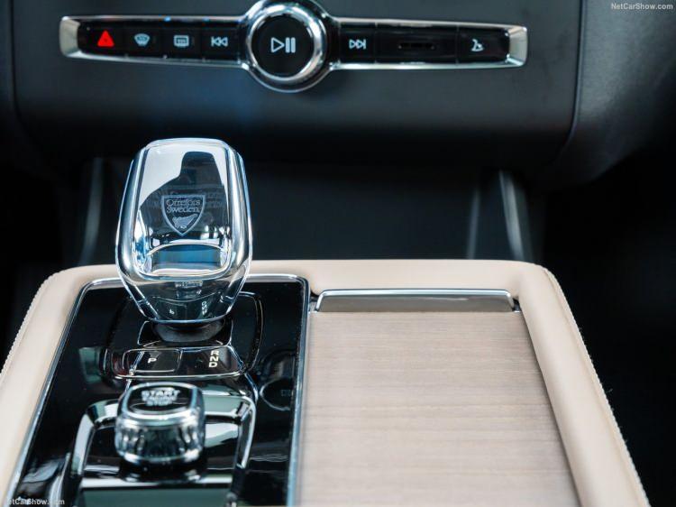 <p>XC90'ın ilk göze çarpan dış tasarım yeniliği yeni ön ızgara tasarımı olurken, bununla beraber yeni koyulaştırılmış arka lambalar, güncellenmiş ön tampon ve çamurluklar bulunuyor.</p>

