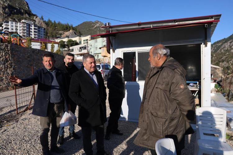 <p>Adana'nın Feke ilçesinde sokaklarda kalan ve hayırseverlerin destekleri ile yaşamını sürdüren Gürbüz amca için ilçe seferber oldu. Akli dengesi yerinde olmayan Gürbüz amca şimdi konteyner evinde huzurla yaşıyor.</p>
