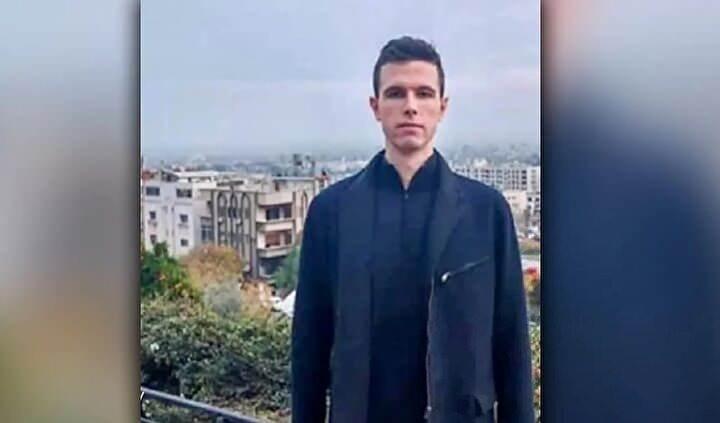 <p><em><strong>“Ayrılmaya dair hiçbir hazırlık yoktu, ya da ayrılacağımıza dair hiçbir işaret yoktu. Bu durum, gece yarısından sonra bir Rus yetkilinin El-Malki mahallesindeki evimize gelmesiyle değişti. Şam’daki durumun ciddiyeti nedeniyle Cumhurbaşkanı’ndan birkaç günlüğüne Lazkiye’ye taşınması ve kıyı ve El-Gab Ovası cephelerinde hala devam eden çatışmaların denetiminin kolaylaştırılması talebinde bulundu.</strong></em></p>
<p> </p>