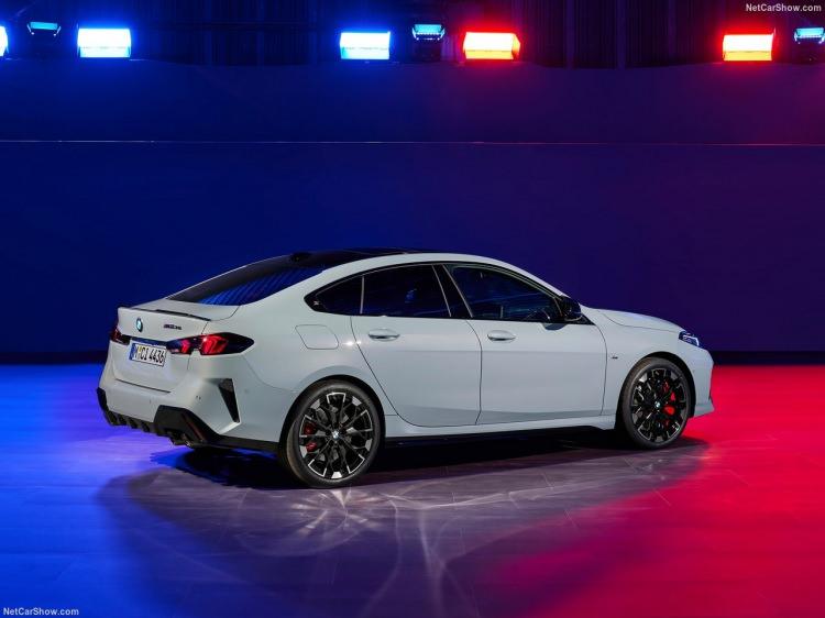 <p>Sport Line tasarım seçeneğiyle 2.597.800 TL, M Sport tasarım seçeneğiyle 2.826.300 TL liste fiyatı ile şubat sonundan itibaren yetkili satıcılarda yerini alacak.</p>