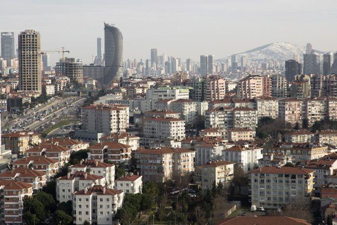 <p>İnternet üzerinden verilen ilanlara göre İstanbul'da kiralık ev fiyatları geçen yıla göre yüzde 45 arttı.</p>
<p> </p>