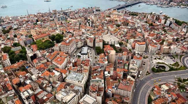 <p>İstanbul Emlakçılar Odası Başkanı Nizameddin Aşa, "Asgari ücret 20 bin lira. kira ortalaması 26 bin 500 lira. Mantığa aykırı, geçinmek mantığa aykırı. Çok yüksek, emekli maaşına baktığımız zaman, asgari ücrete baktığımız zaman bir buçuk katına falan denk geliyor. İki oda bir salon şu an Mecidiyeköy'de 30 bin lira civarında. Yeteri kadar inşaat yapılmadığı için talep çok ama ev yok." ifadelerini kullandı.</p>