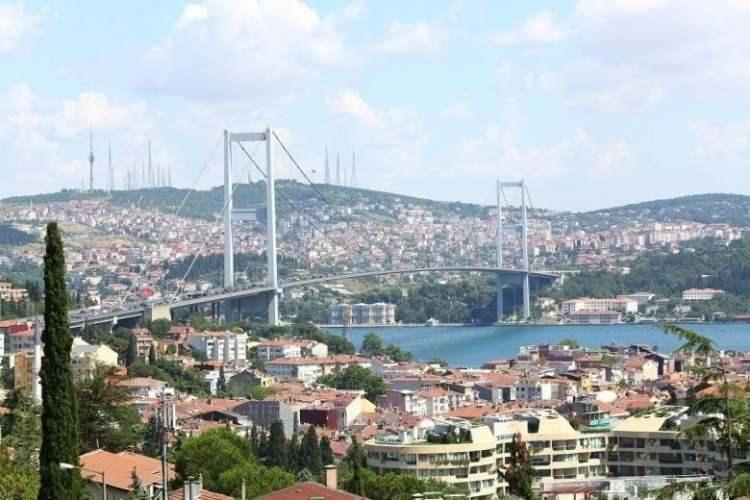 <p>EMLAKÇILARDAN TEPKİ: FİYATLAR ABARTILI</p>
<p>Emlakçılar ise internetteki fiyatlar abartılı olduğunu, ev arayanlar mutlaka kapsamlı araştırma yapması gerektiğini söylüyor.</p>
<p>Aşa, "Gerçek piyasa bu değil, gerçekte ilana çıkan fiyatın oldukça altında ciddi pazarlık ve iskontolar söz konusu hem satılıkta hem kiralıkta. Piyasayı iyice etüt etmeden öyle gözü kapalı bir şekilde atlamasınlar." ifadelerini kullandı.</p>