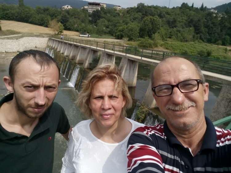 <p><span style="color:#A52A2A"><strong>HIRSIZLA SOKAK ORTASINDA KARŞILAŞTI </strong></span></p>
<p>Durumu fark eden Nurettin Sülün, telefonla aradığı oğlu <strong>Serdar Sülün’e (36)</strong> haber verdi. Kısa sürede babasının işlettiği dükkana gelen Serdar Sülün, diğer şüphelinin yönlendirmesiyle aradığı Ömer C. ile sokak ortasında karşılaştı.</p>