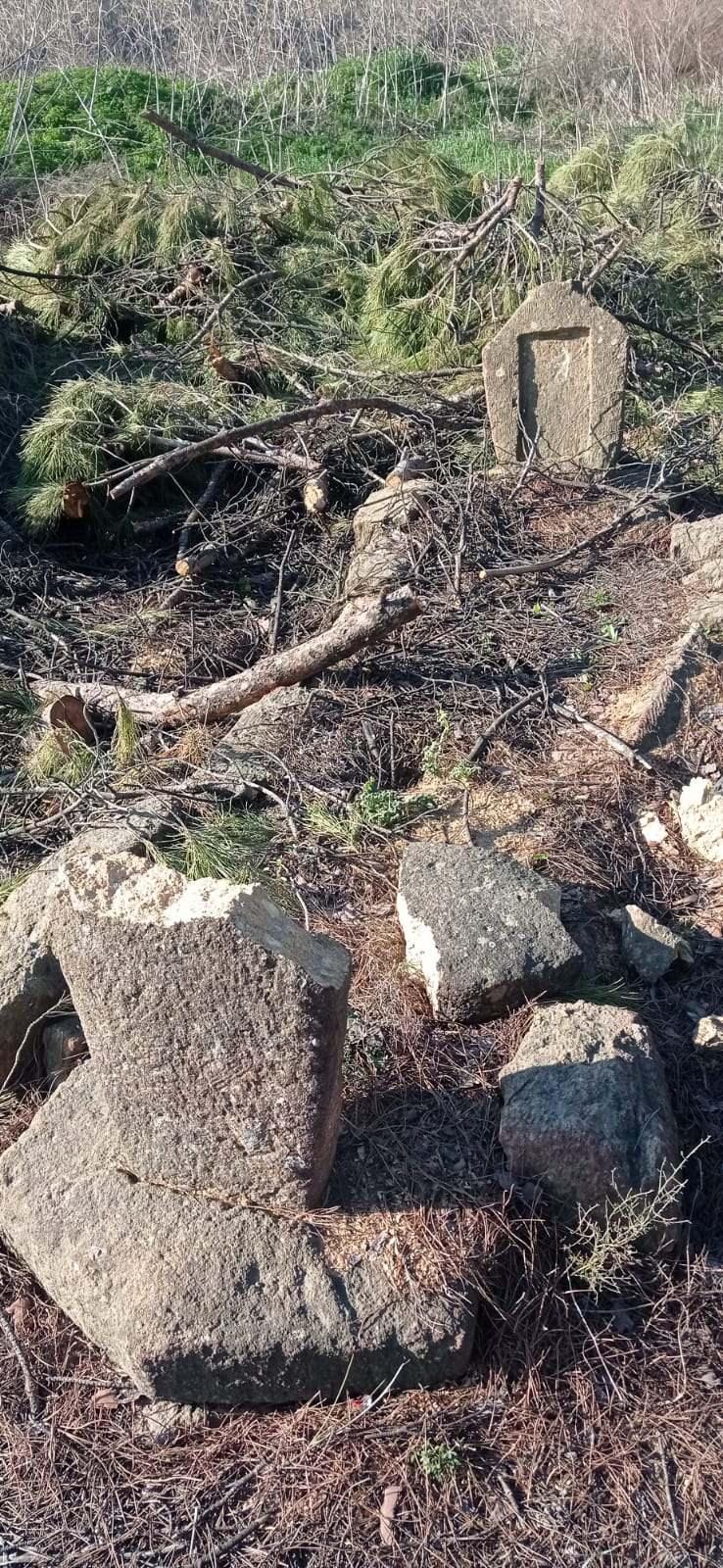 <p>Öte yandan ağaç kesimi sırasında Osmanlı dönemine ait bir mezar taşı kırılarak tahrip edildiği de tespit edildi.</p>