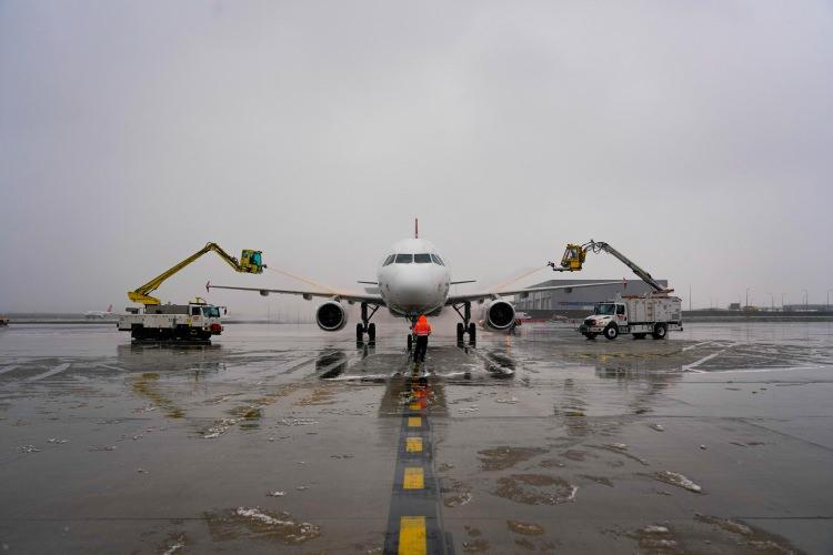 <p>İstanbul Havalimanı'ndaki uçaklar, "de-icing" ve "anti-icing" ismi verilen buz çözücü özel sıvılarla yıkanıyor.  </p>

<p> </p>
