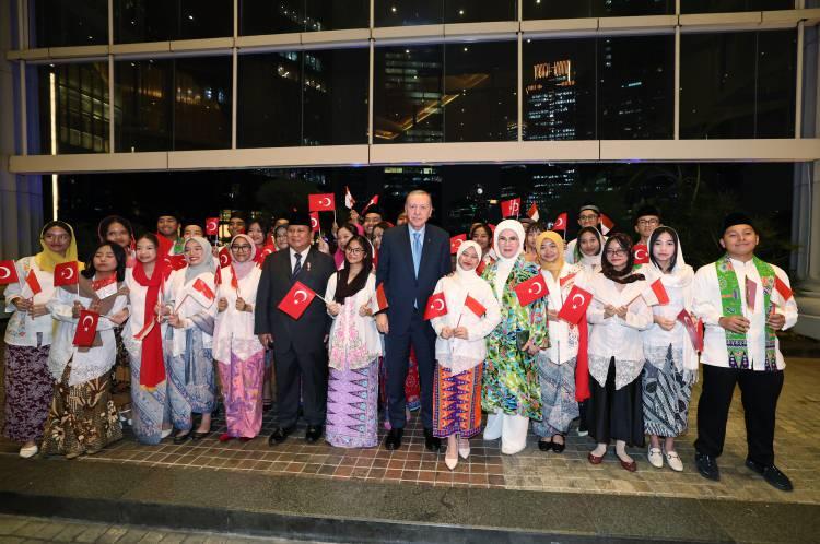 <p>Cumhurbaşkanı Erdoğan ve eşi Emine Erdoğan, konaklayacakları otele gelişinde, ellerinde Türk ve Endonezya bayraklarıyla kendilerini karşılayan Endonezyalı çocuklarla hatıra fotoğrafı çektirdi, ayaküstü sohbet etti.</p>

