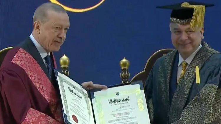 <p> Malezya Başbakanı Enver İbrahim de, programda konuşma yaptı.</p>