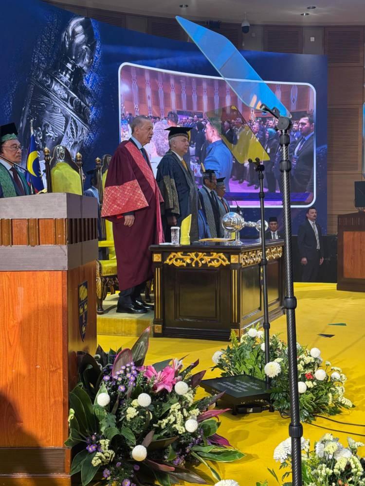 <p>Cumhurbaşkanı Erdoğan'a konuşmasından önce Putrajaya Uluslararası Kongre Merkezi'nde Perak Sultanı Nazrin Şah tarafından uluslararası ilişkiler alanında fahri doktora beratı takdim edildi.</p>