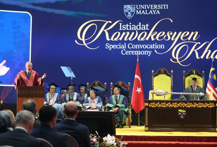 <p>Cumhurbaşkanı Erdoğan, Malezya'da Yeni Yüzyılda Türkiye-Malezya Stratejik İşbirliği toplantısı kapsamında kamu çalışanları ve üniversite öğrencilerine hitap etti. </p>
<p> </p>