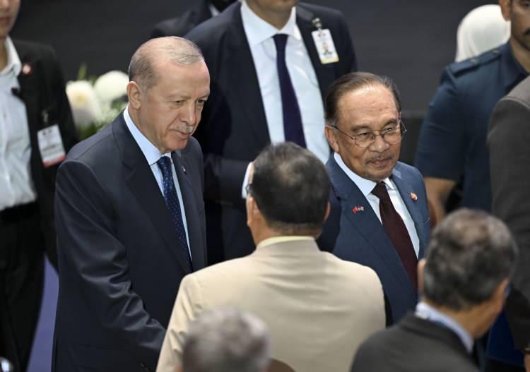 <p>Enver, Cumhurbaşkanı Erdoğan'ın hikayesini b&uuml;y&uuml;k bir meydan okuma olarak nitelendirerek, <strong><em>"Tutukluluktan devletin başına giden bir &ouml;yk&uuml;s&uuml; var. Bu, sadece bir hayatta kalma hikayesi değil, bir gurur hikayesi. Zorlukların karşısında yenilmeme ve g&uuml;&ccedil;l&uuml;, kararlı ilerleyişe devam etme hikayesidir. T&uuml;rkiye, bug&uuml;n her zaman olduğundan daha g&uuml;&ccedil;l&uuml;, daha &ouml;z g&uuml;venli ve daha kararlı."</em></strong> diye konuştu.</p>

<p>&nbsp;</p>
