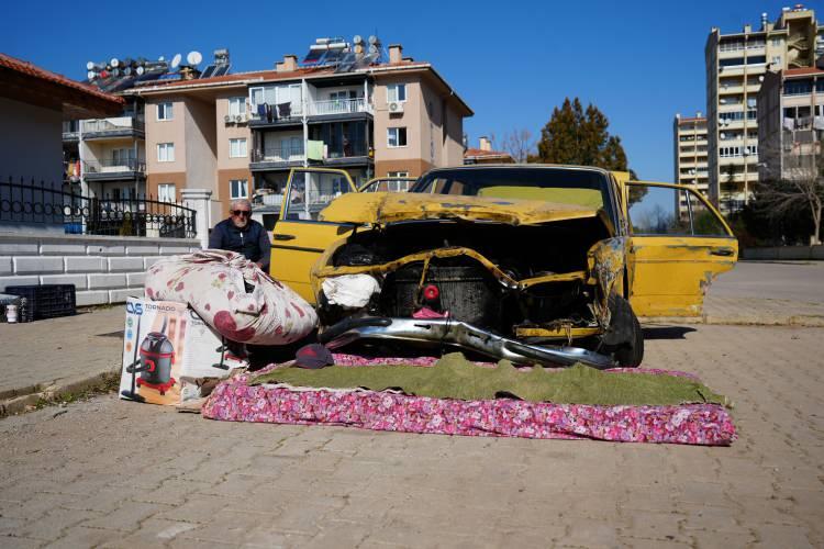 <p>Hakkında uzaklaştırma kararı olduğu için eve yaklaşamayan ve arabasının içine yerleştirdiği battaniye ve yastıklarla soğuk kış günlerinde hayatta kalmaya çalışan Tilif, komşularının yardımlarıyla gıda ve yakacak ihtiyacını karşılıyor.</p>